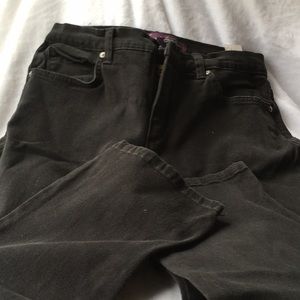 Gloria Vanderbilt woman’s Amanda black straight leg jeans size 8P short